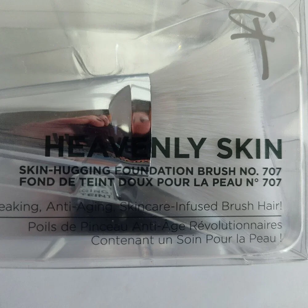 It Cosmetics Heavenly Skin-Hugging Foundation Brush